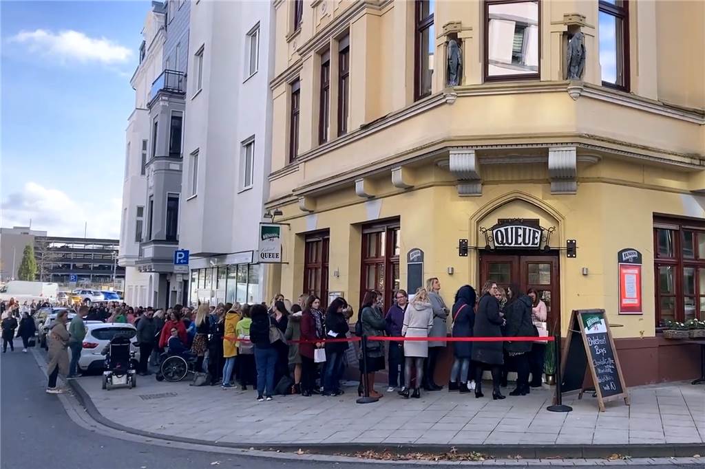Viele Fans kamen zum Treffen mit den Backstreet Boys ins Cabaret Queue Rund 150 Fans standen vor dem Cabaret Queue und warteten auf Nick Carter.