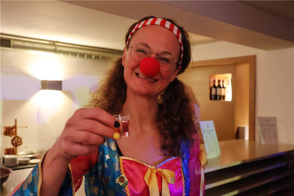 Rund 150 Karnevalfans feierten eine bunte und stimmungsvolle Party im Ramirez.