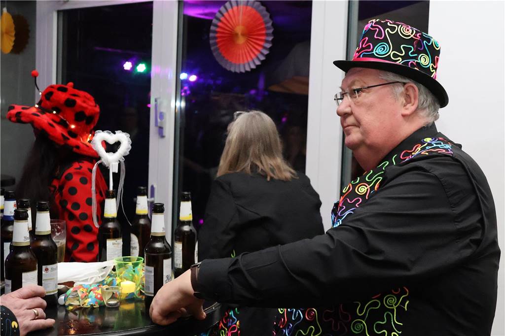Rund 150 Karnevalfans feierten eine bunte und stimmungsvolle Party im Ramirez.