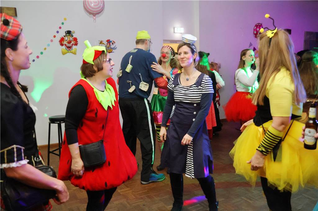 Rund 150 Karnevalfans feierten eine bunte und stimmungsvolle Party im Ramirez.