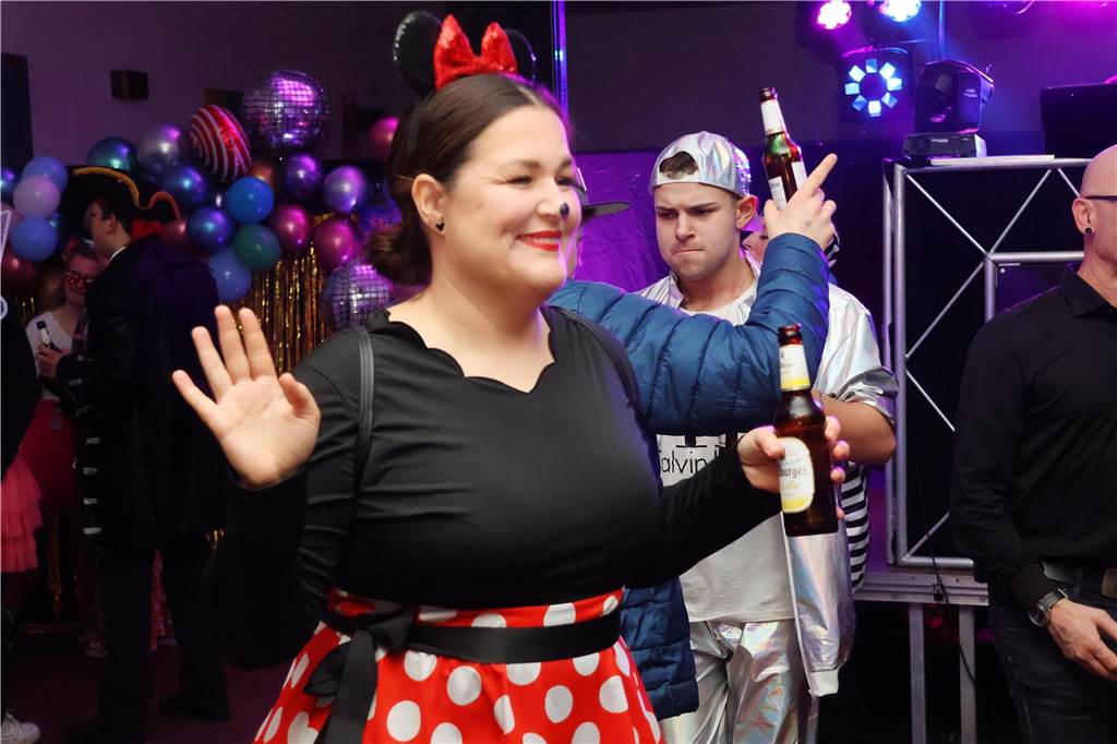 Rund 150 Karnevalfans feierten eine bunte und stimmungsvolle Party im Ramirez.
