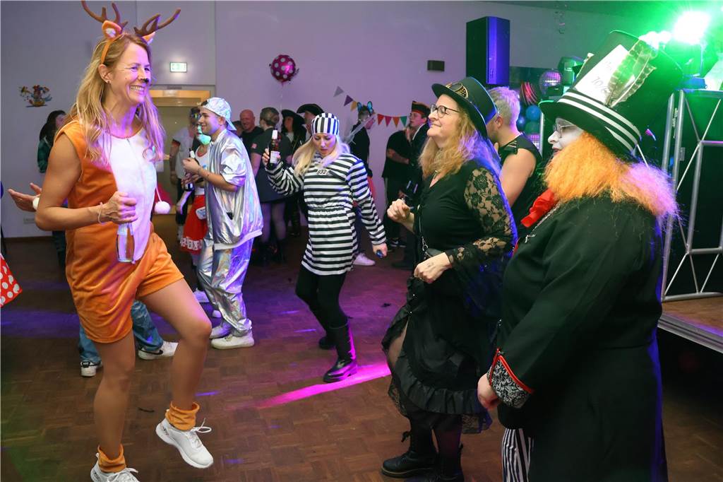Rund 150 Karnevalfans feierten eine bunte und stimmungsvolle Party im Ramirez.