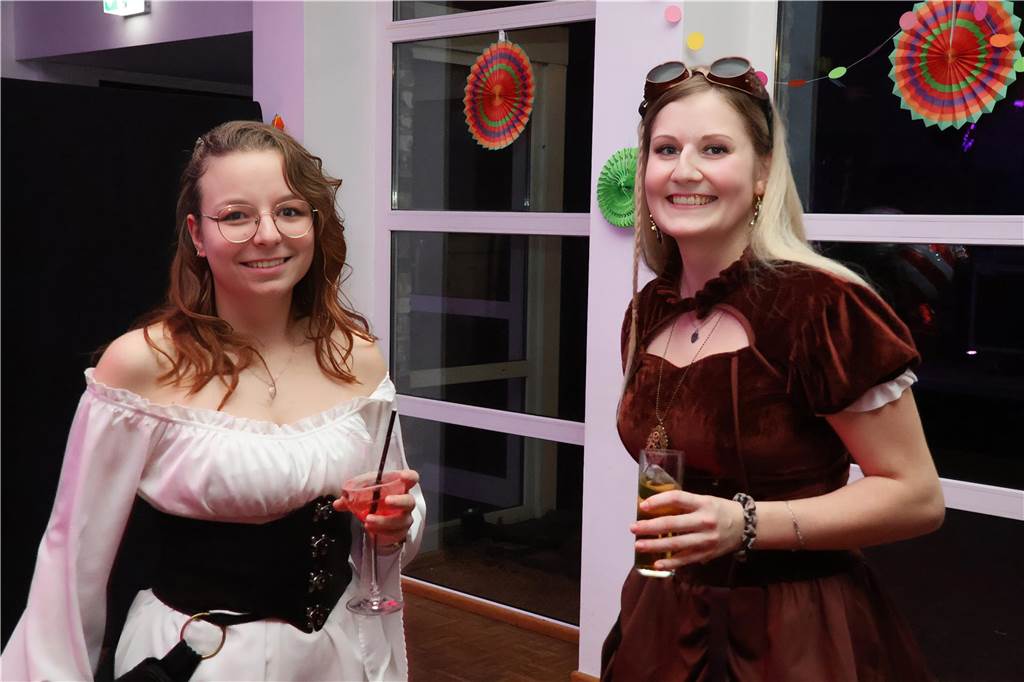 Rund 150 Karnevalfans feierten eine bunte und stimmungsvolle Party im Ramirez.