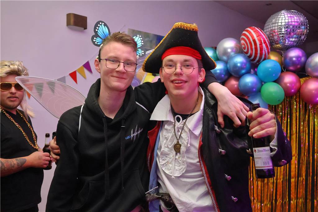 Rund 150 Karnevalfans feierten eine bunte und stimmungsvolle Party im Ramirez.