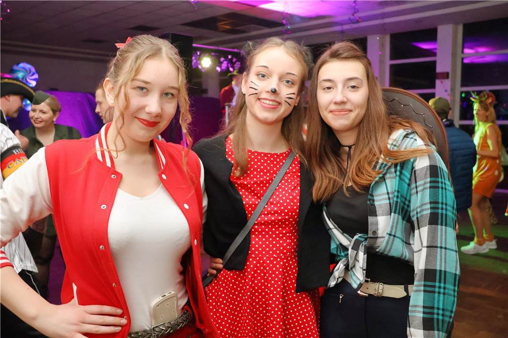 Rund 150 Karnevalfans feierten eine bunte und stimmungsvolle Party im Ramirez.