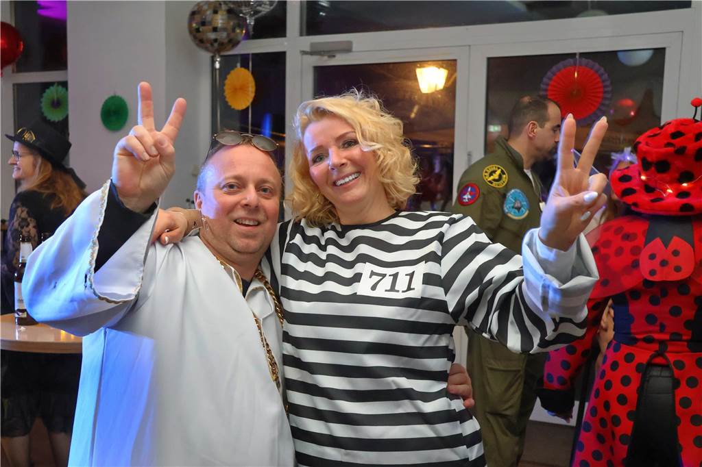 Rund 150 Karnevalfans feierten eine bunte und stimmungsvolle Party im Ramirez.
