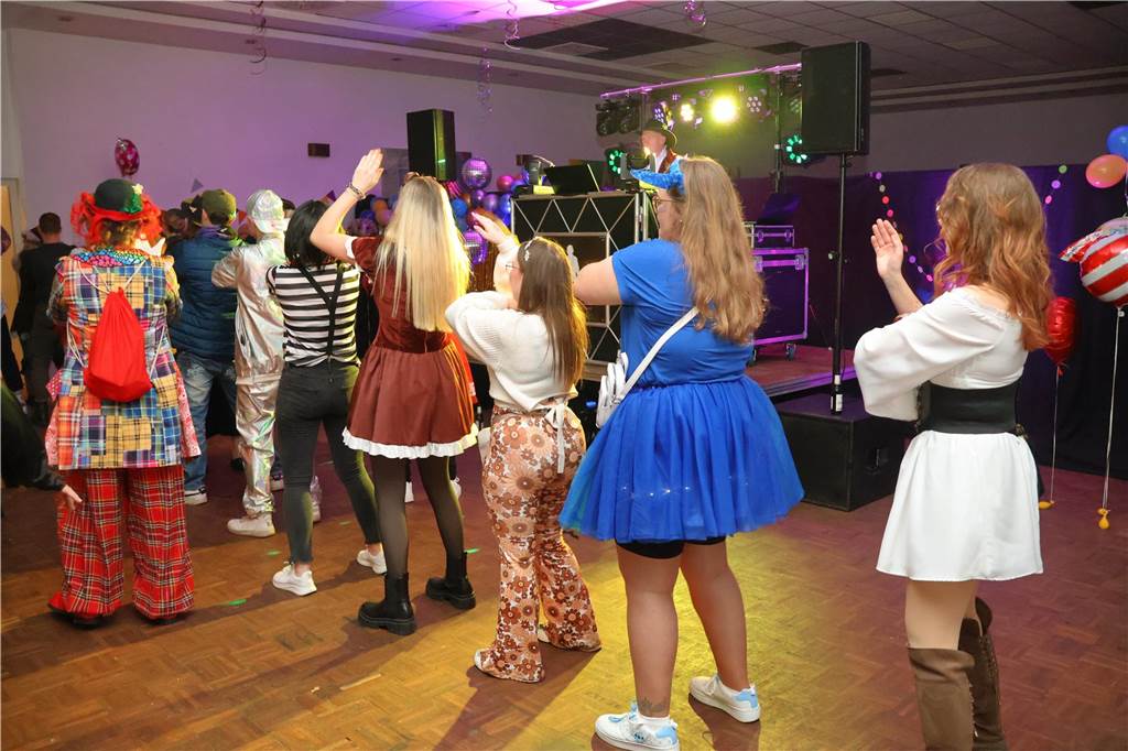 Rund 150 Karnevalfans feierten eine bunte und stimmungsvolle Party im Ramirez.