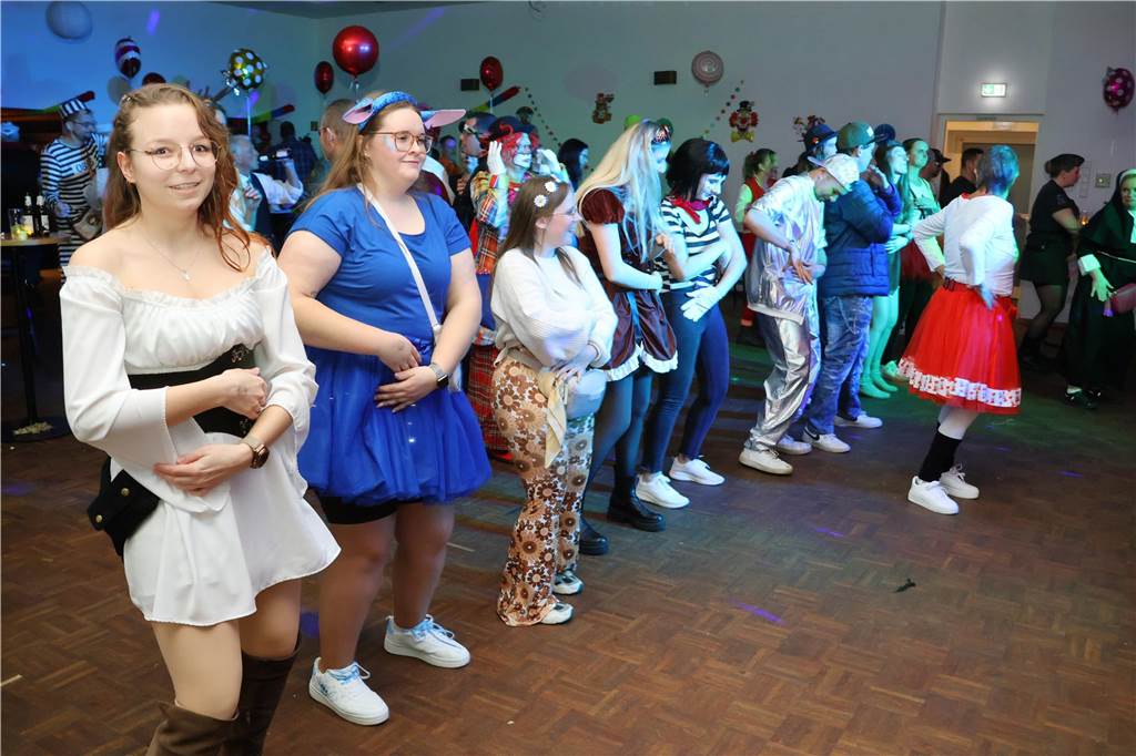 Rund 150 Karnevalfans feierten eine bunte und stimmungsvolle Party im Ramirez.