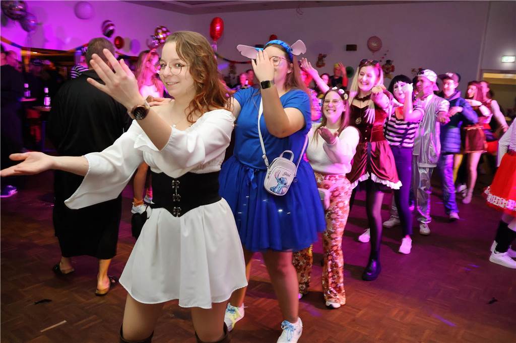 Rund 150 Karnevalfans feierten eine bunte und stimmungsvolle Party im Ramirez.