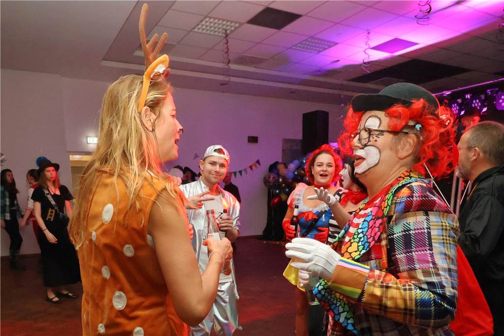 Rund 150 Karnevalfans feierten eine bunte und stimmungsvolle Party im Ramirez.