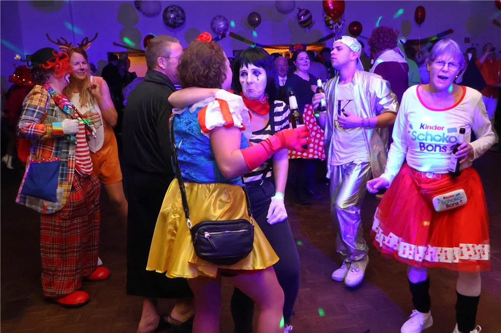 Rund 150 Karnevalfans feierten eine bunte und stimmungsvolle Party im Ramirez.