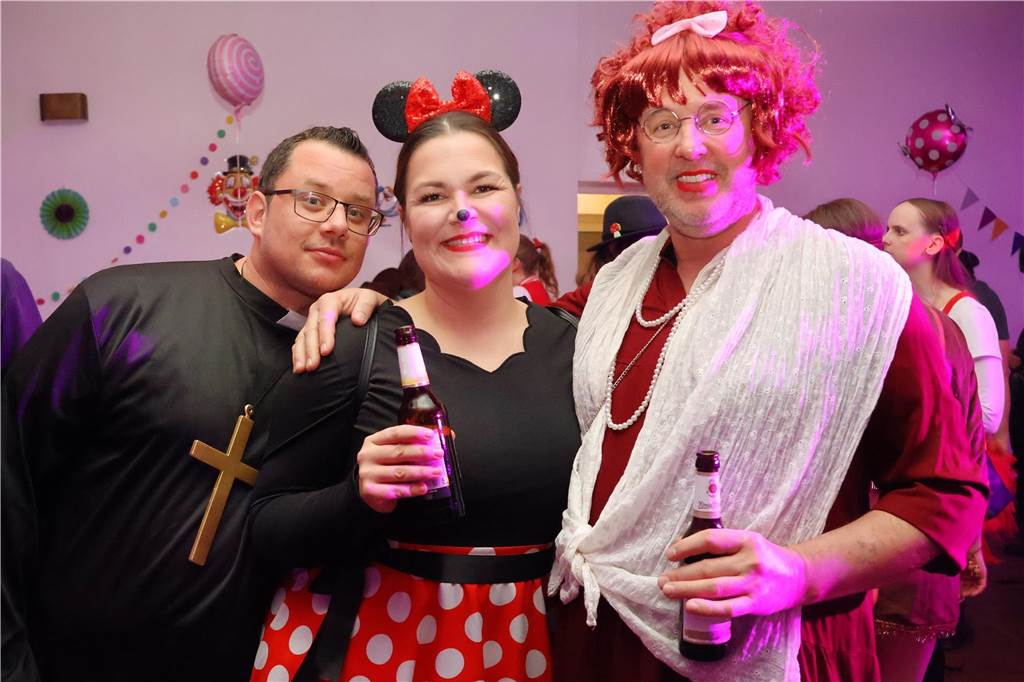 Rund 150 Karnevalfans feierten eine bunte und stimmungsvolle Party im Ramirez.