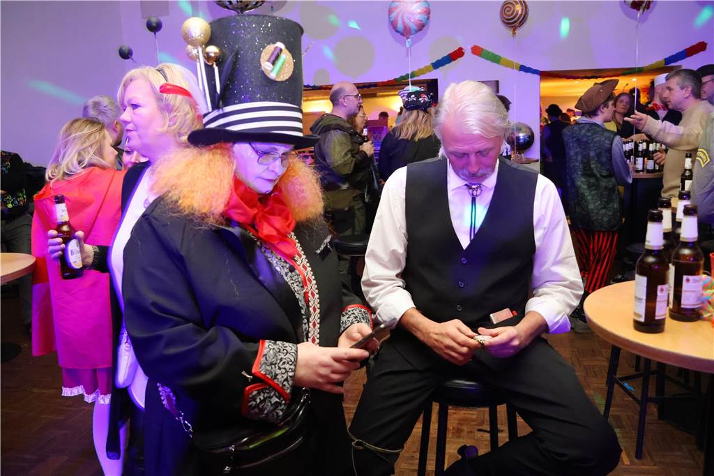 Rund 150 Karnevalfans feierten eine bunte und stimmungsvolle Party im Ramirez.