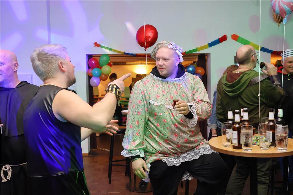Rund 150 Karnevalfans feierten eine bunte und stimmungsvolle Party im Ramirez.