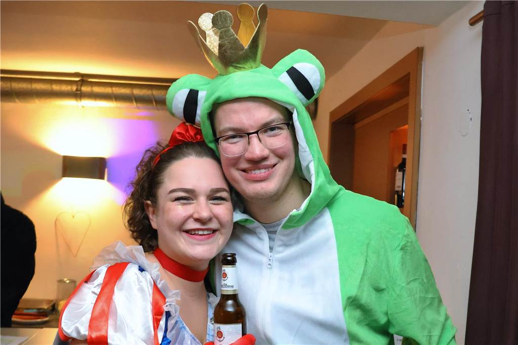 Rund 150 Karnevalfans feierten eine bunte und stimmungsvolle Party im Ramirez.