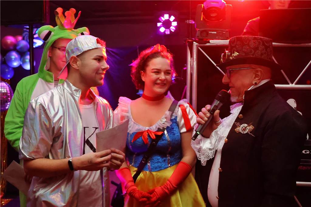Rund 150 Karnevalfans feierten eine bunte und stimmungsvolle Party im Ramirez.