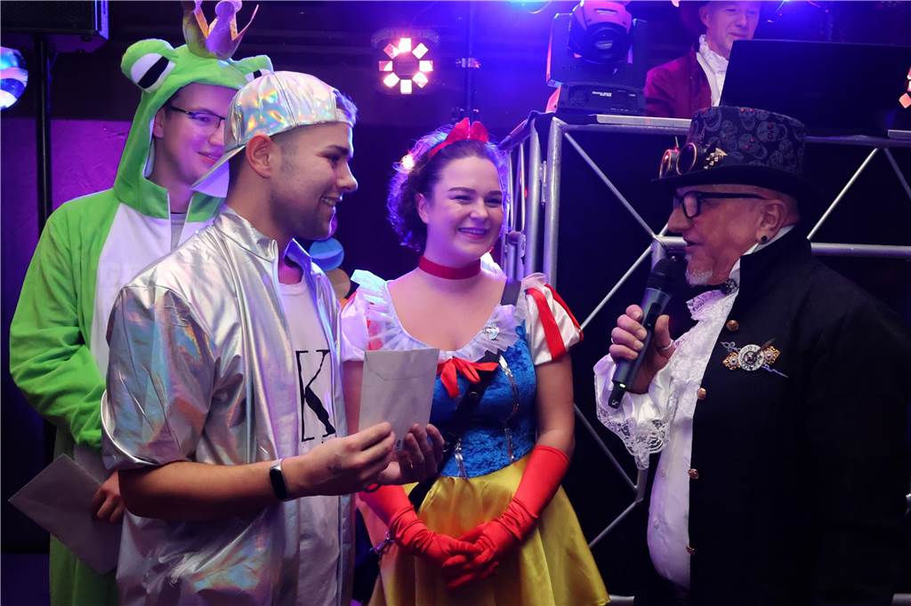 Rund 150 Karnevalfans feierten eine bunte und stimmungsvolle Party im Ramirez.