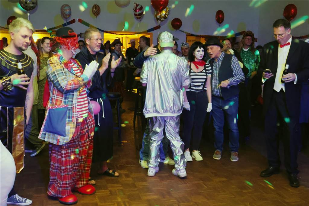 Rund 150 Karnevalfans feierten eine bunte und stimmungsvolle Party im Ramirez.