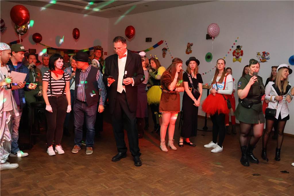 Rund 150 Karnevalfans feierten eine bunte und stimmungsvolle Party im Ramirez.