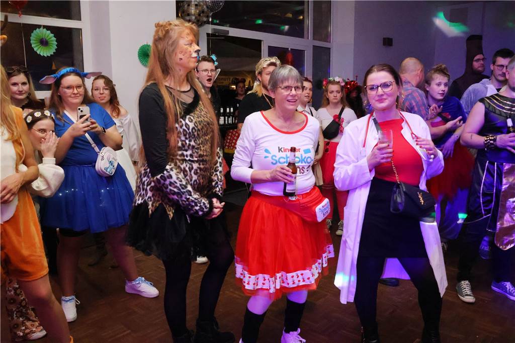 Rund 150 Karnevalfans feierten eine bunte und stimmungsvolle Party im Ramirez.