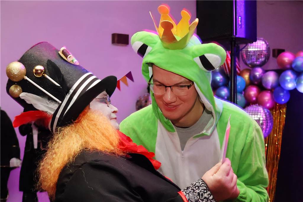 Rund 150 Karnevalfans feierten eine bunte und stimmungsvolle Party im Ramirez.