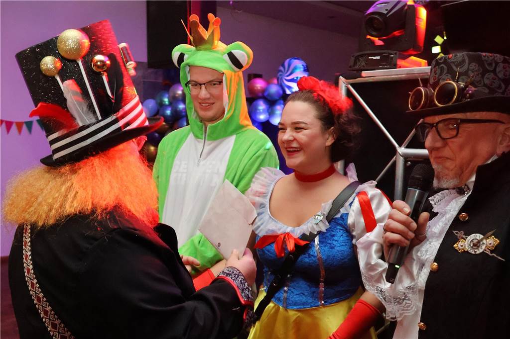 Rund 150 Karnevalfans feierten eine bunte und stimmungsvolle Party im Ramirez.