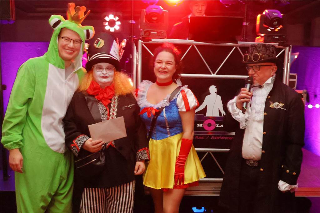 Rund 150 Karnevalfans feierten eine bunte und stimmungsvolle Party im Ramirez.