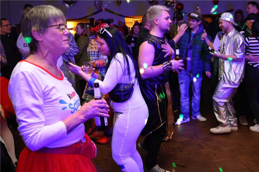 Rund 150 Karnevalfans feierten eine bunte und stimmungsvolle Party im Ramirez.