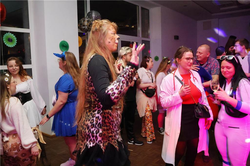 Rund 150 Karnevalfans feierten eine bunte und stimmungsvolle Party im Ramirez.