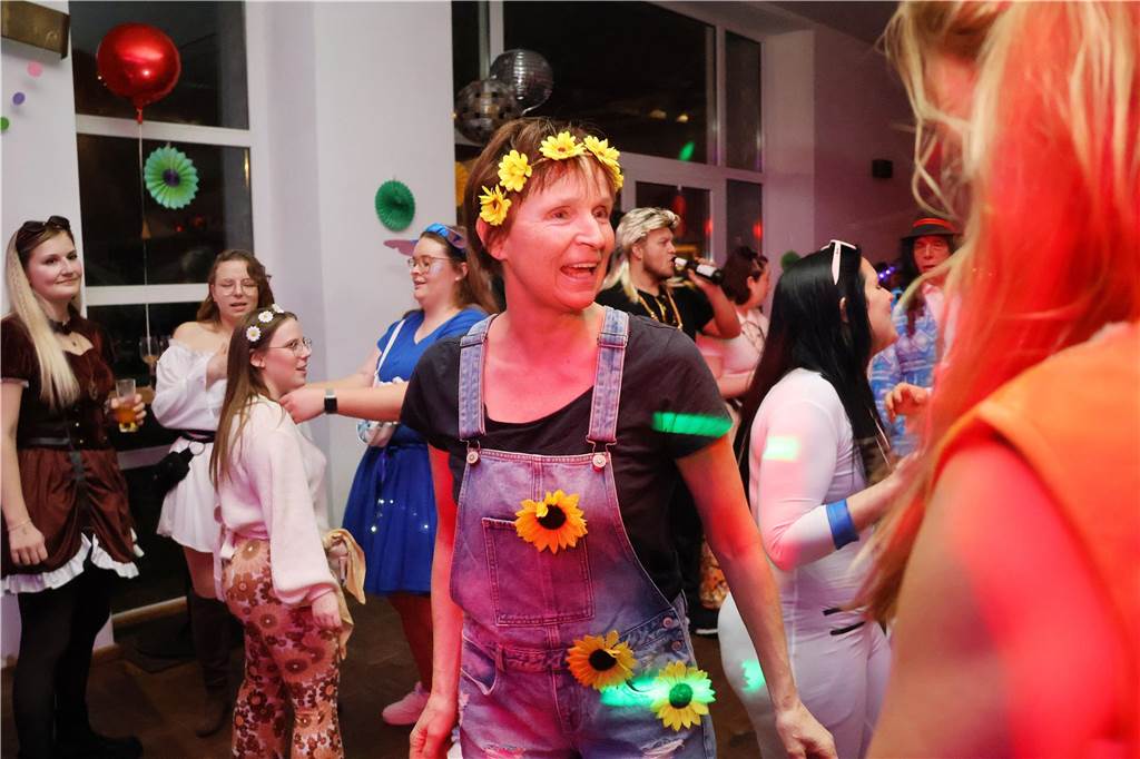 Rund 150 Karnevalfans feierten eine bunte und stimmungsvolle Party im Ramirez.