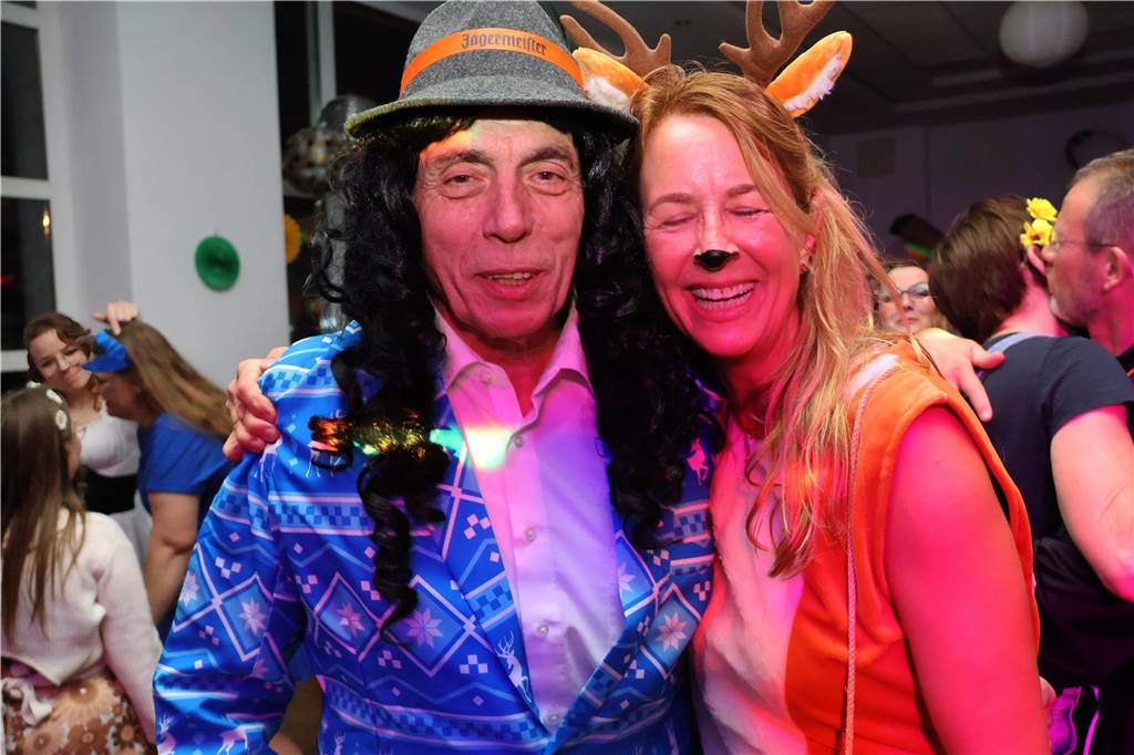 Rund 150 Karnevalfans feierten eine bunte und stimmungsvolle Party im Ramirez.