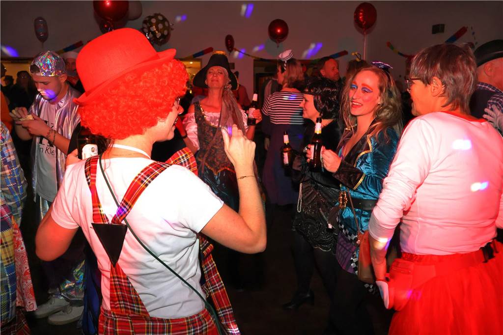 Rund 150 Karnevalfans feierten eine bunte und stimmungsvolle Party im Ramirez.