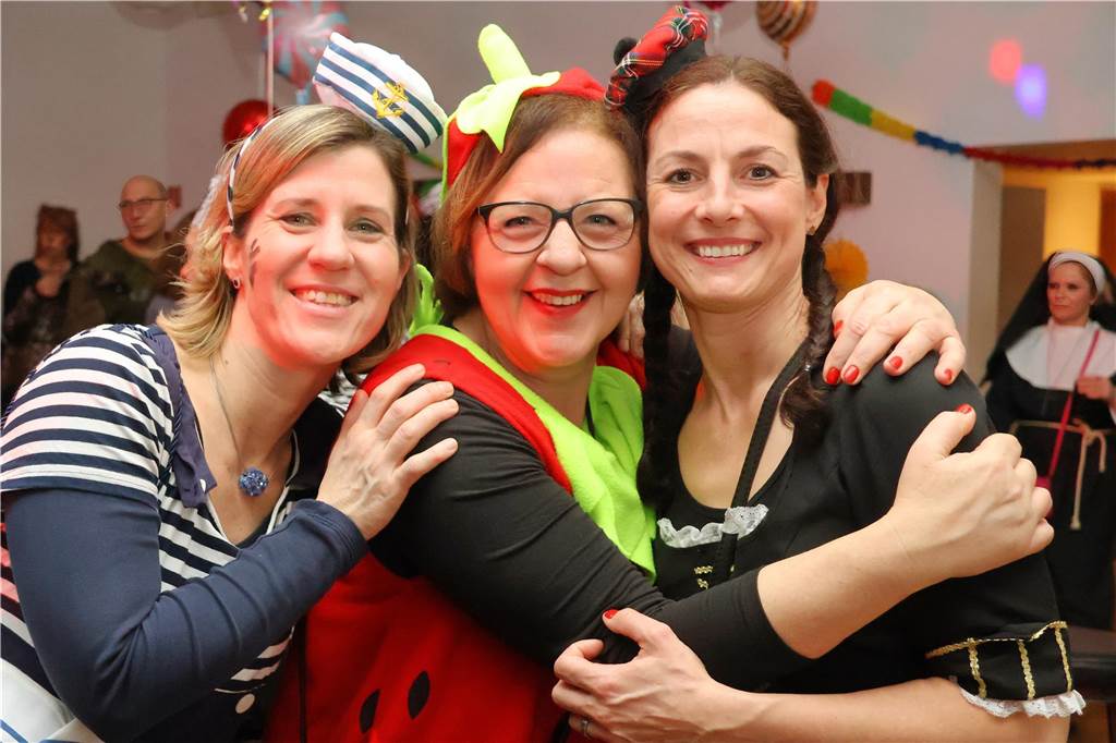 Rund 150 Karnevalfans feierten eine bunte und stimmungsvolle Party im Ramirez.