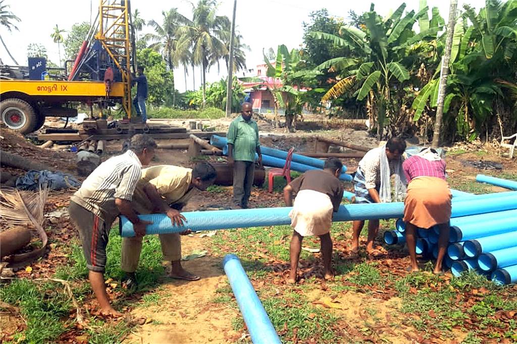 Rotarier vervierfachen ihren Einsatz geschickt: Trinkwasser für Indien Rund 160 Meter tief mussten die Rohre bei der Bohrung des Brunnens im südindischen Thayamkary in den Boden gebracht werden.