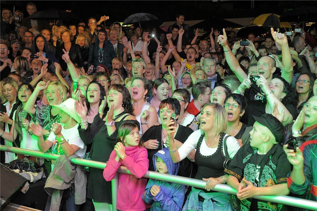 Rund 1800 Schlagerfans feierten Jürgen Drews am 16. Juli 2011 auf dem ETuS-Sportplatz in Schwerte-Ost.