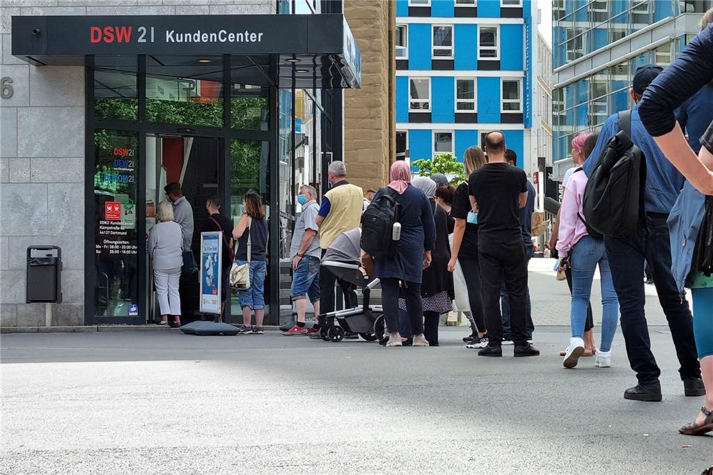 Run auf 9-Euro-Ticket: Ansturm war noch viel größer, als zunächst gedacht Rund 18.000 der heiß begehrten 9-Euro-Tickets sind am ersten Verkaufstag in Dortmund an den Mann und die Frau gegangen.