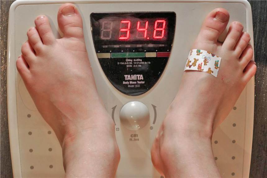 Kostenloser Kampf gegen Kinder-Kilos - Dorstener Fitnesstrainer bietet Sport und Tipps an Kinderfüße auf Waage