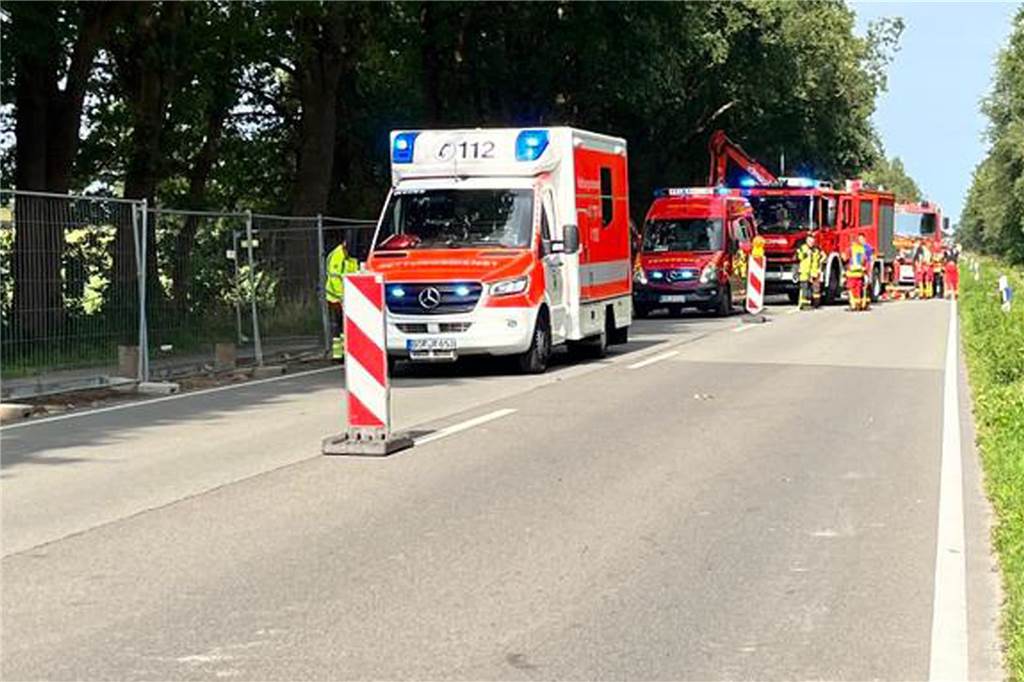 Unfall auf der Ahauser Landstraße: Radfahrer (81) stürzt in Baugrube Rund 20 Feuerwehrleute aus Heek hatten den Mann aus der Baugrube befreit. Die Ahauser Landstraße war während der Rettungsarbeiten voll gesperrt.