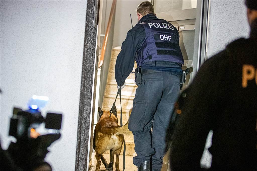Drogenrazzien in NRW: Polizei setzt Panzer, Hubschrauber und SEK ein Rund 20 Gebäude hat die Polzei am Mittwochmorgen durchsucht.