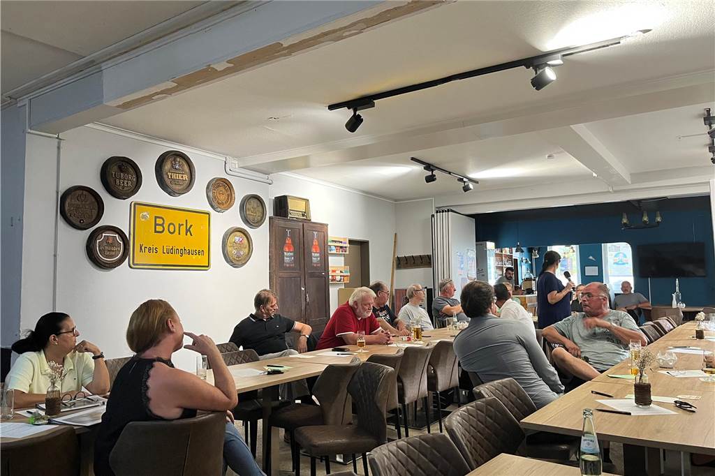 Neue Petition zur Zeltstadt von Melanie Offergeld: „Bork kann das schaffen“ Rund 20 Menschen diskutierten am Dienstagabend (12. September) im Haus Dörlemann für die Situation in Bork.