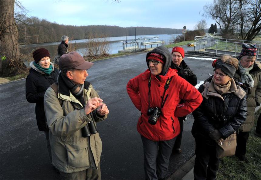 Rund 20 Naturfreunde waren bdabei beim vogelkundlichen Spaziergang mit dem Ehepaar Ackermann auf dem Gelände der Wasserwerke Westfalen in Geisecke.
