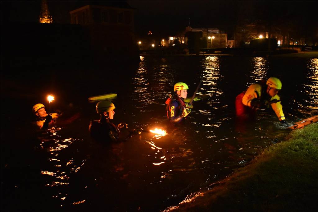 Rund 20 Taucher und Schwimmer sind am Mittwochabend in die Gräfte gestiegen und haben eine Runde um die Schlossinsel gedreht. Sportliche – und thermische Herausforderung – aber offenbar auch ein großer Spaß. 