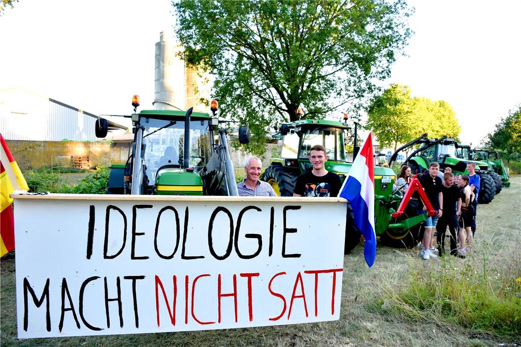 Rund 20 überwiegend Jugendliche aus der Landwirtschaft haben am Montagabend nahe der Autobahnauffahrt an der Ahauser Landstraße demonstriert. Sie wollten Autofahrer über ihre Sorgen aufklären. Eigentlich wollten sie sich auf den Autobahnbrücken postieren. Doch das hatte die Polizei nicht genehmigt. 