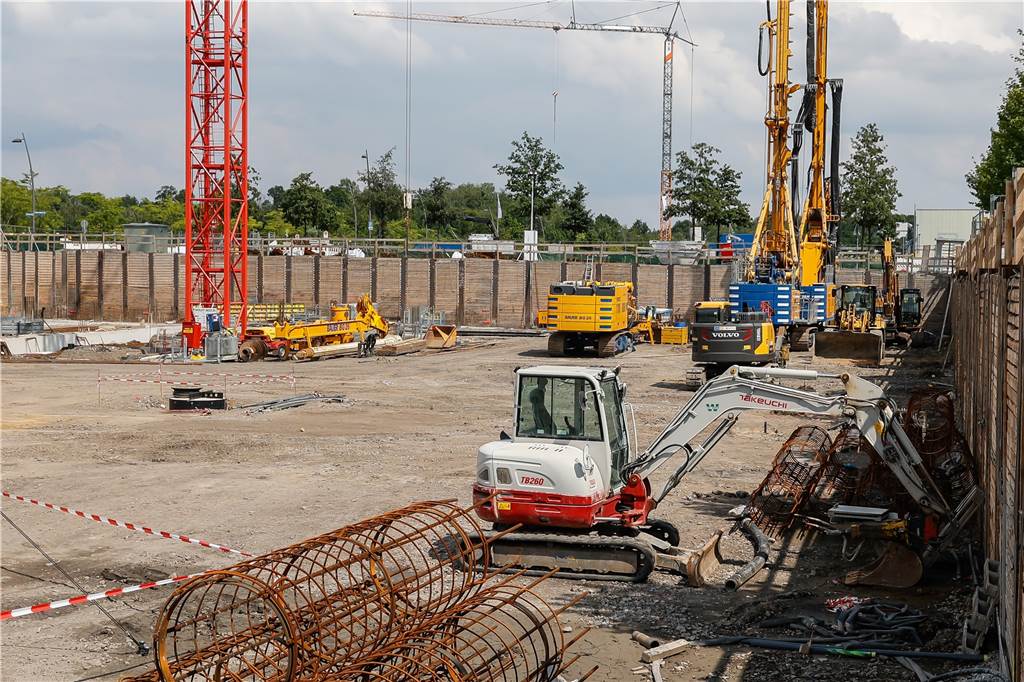 Für 70 Millionen Euro: Unternehmen startet zweites Bauprojekt auf Phoenix-West Rund 200 Arbeiter werden auf der Baustelle beschäftigt sein und 300 Betonpfähle sowie 30 Sonden in die Erde setzen.