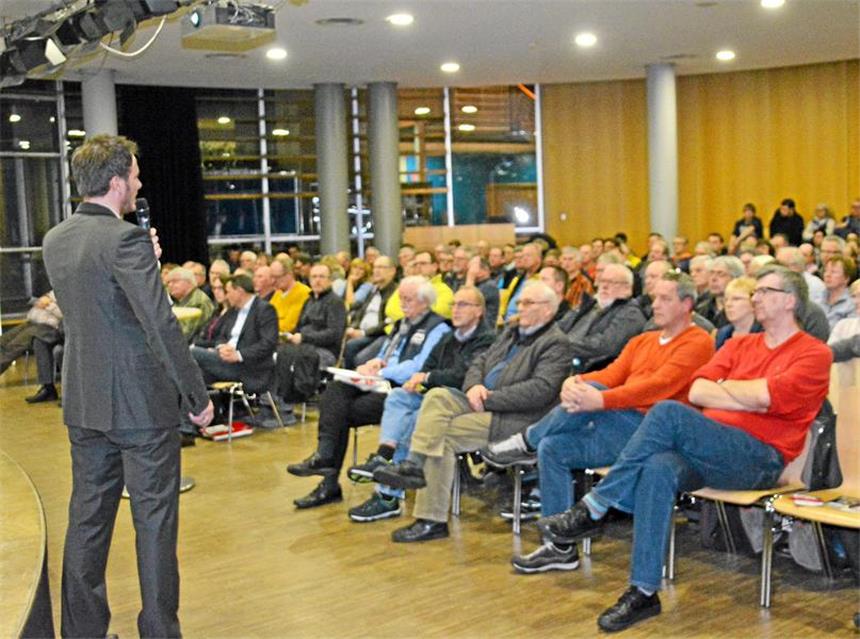 Unitymedia verspricht schnelles Internet ab 2018 Rund 200 Bürger informierten sich über die Pläne von Unitymedia zum Glasfaser-Ausbau in Nordkirchen.