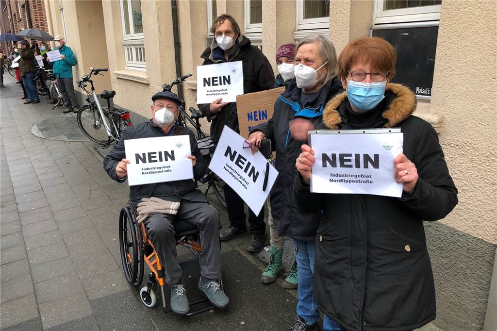 Die Woche in Werne: Industriegebiet, Unfall- und Kriminalstatistik Rund 200 Demonstranten forderten vor der Sitzung am Dienstagabend von den Politikern ein Nein zum geplanten Gewerbe- und Industriegebiet an der Nordlippestraße.
