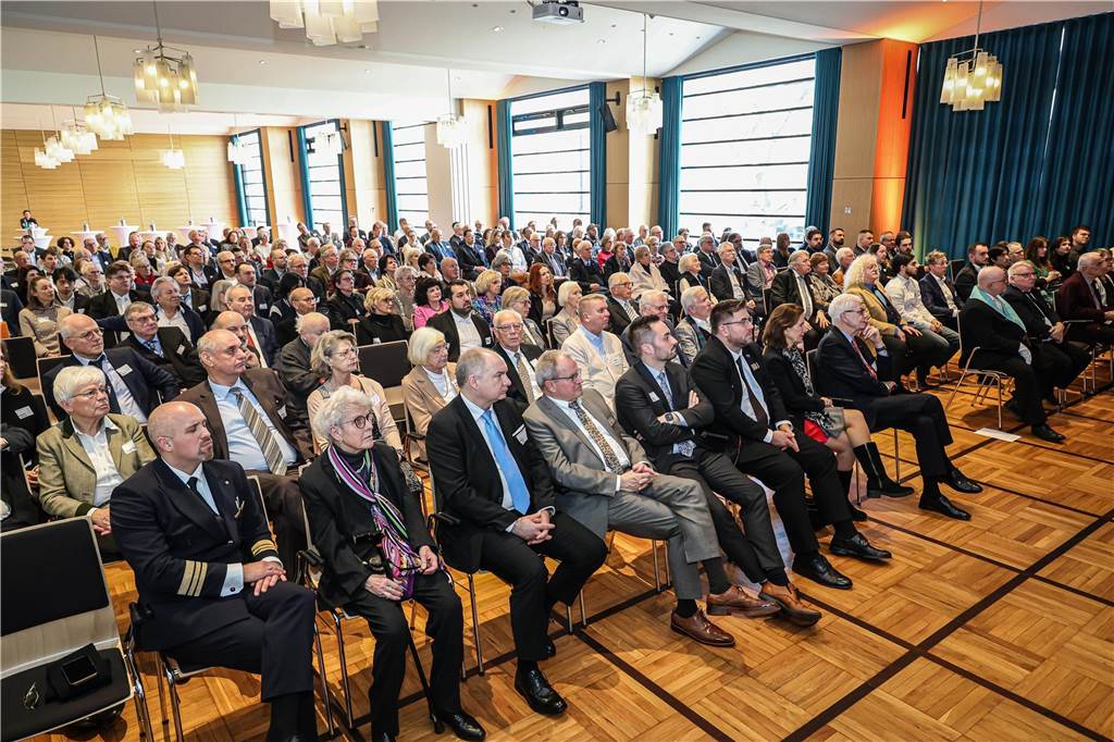 Rund 200 Gäste waren zum Neujahrsempfang der Freimaurerloge „Zur alten Linde“ in den Industrieklub am Alten Markt gekommen. Dort hielt Desiree Wendenburg vom Landesamt für Verfassungsschutz NRW einen Vortrag über Spionage und Cyberangriffe. Daneben gab es Musik und viel Zeit für Gespräche.