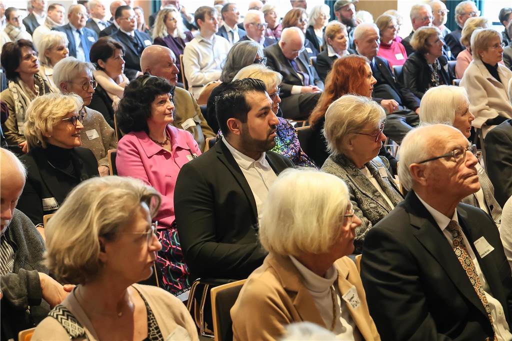 Rund 200 Gäste waren zum Neujahrsempfang der Freimaurerloge „Zur alten Linde“ in den Industrieklub am Alten Markt gekommen. Dort hielt Desiree Wendenburg vom Landesamt für Verfassungsschutz NRW einen Vortrag über Spionage und Cyberangriffe. Daneben gab es Musik und viel Zeit für Gespräche.