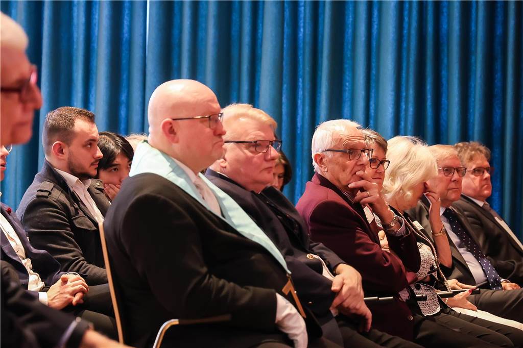 Rund 200 Gäste waren zum Neujahrsempfang der Freimaurerloge „Zur alten Linde“ in den Industrieklub am Alten Markt gekommen. Dort hielt Desiree Wendenburg vom Landesamt für Verfassungsschutz NRW einen Vortrag über Spionage und Cyberangriffe. Daneben gab es Musik und viel Zeit für Gespräche.