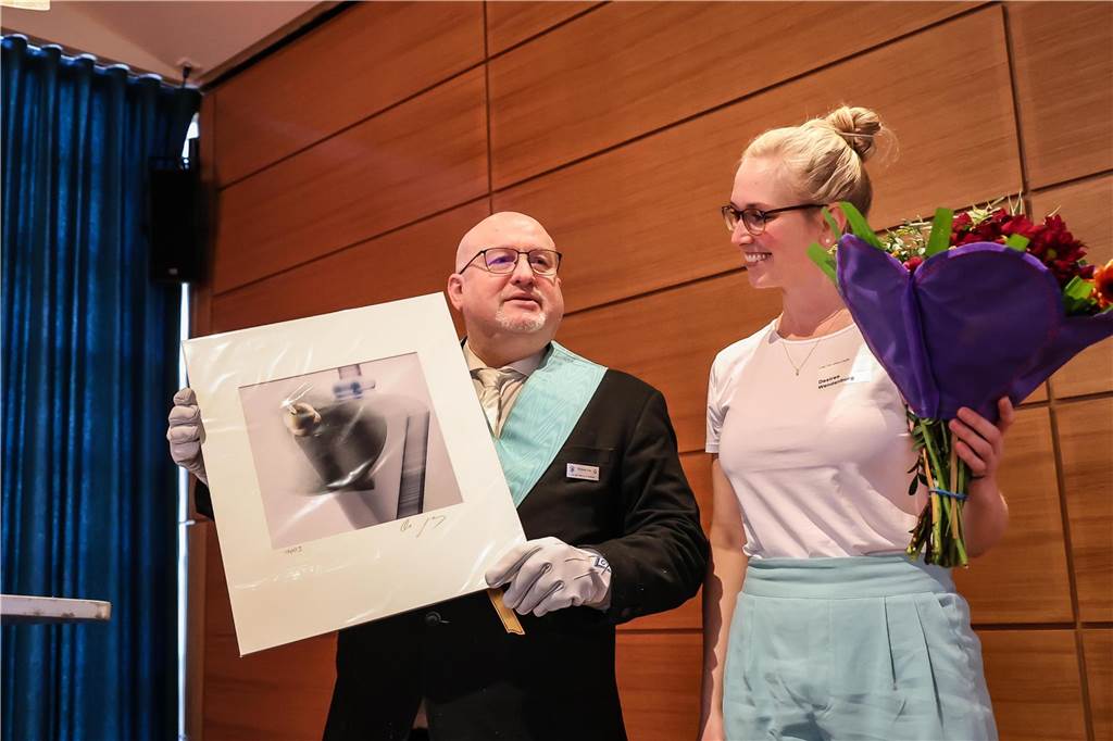 Rund 200 Gäste waren zum Neujahrsempfang der Freimaurerloge „Zur alten Linde“ in den Industrieklub am Alten Markt gekommen. Dort hielt Desiree Wendenburg vom Landesamt für Verfassungsschutz NRW einen Vortrag über Spionage und Cyberangriffe. Daneben gab es Musik und viel Zeit für Gespräche.